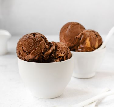 Vegan chocolate ice cream with peanu Magimix.